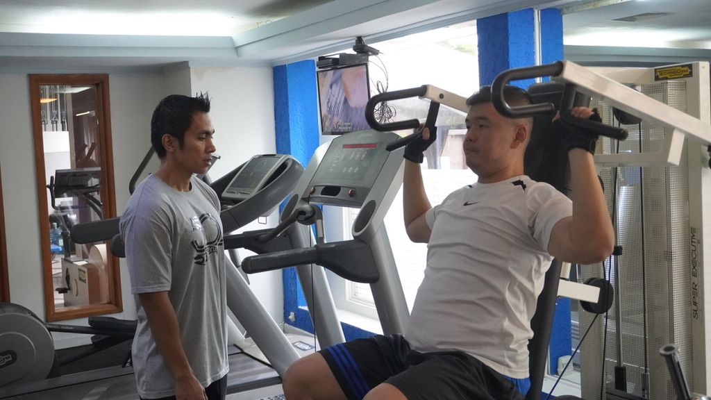 Manajer sekaligus pelatih kebugaran Odiseus Fitness, Jakarta Pusat, Abraham Lumban Gaul (kiri), saat melatih Rivelino (kanan) dalam kelas kebugaran, di Jakarta, Jumat (21/2/2020).