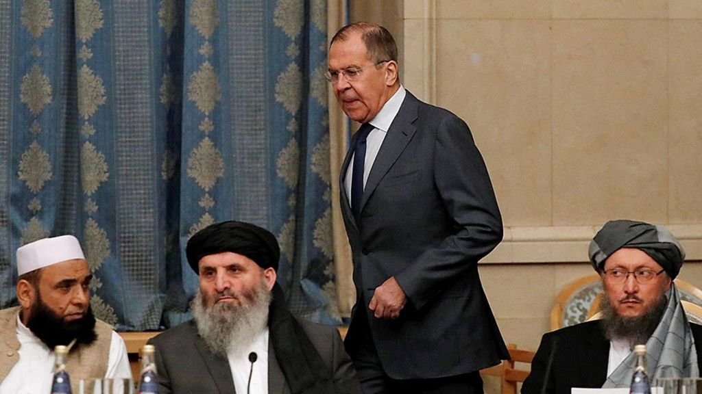 Menteri Luar Negeri Rusia Sergei Lavrov dan anggota delegasi Taliban mengambil bagian dalam pembicaraan perdamaian multilateral mengenai Afghanistan di Moskwa, Rusia, 9 November 2018