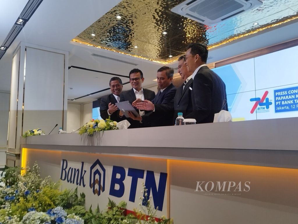 President Director of PT Bank Tabungan Negara (Persero) Tbk or BTN Nixon LP Napitupulu (center) alongside the board of directors during the press conference on the performance presentation of BTN 2023, in Jakarta, Monday (12/2/2024).