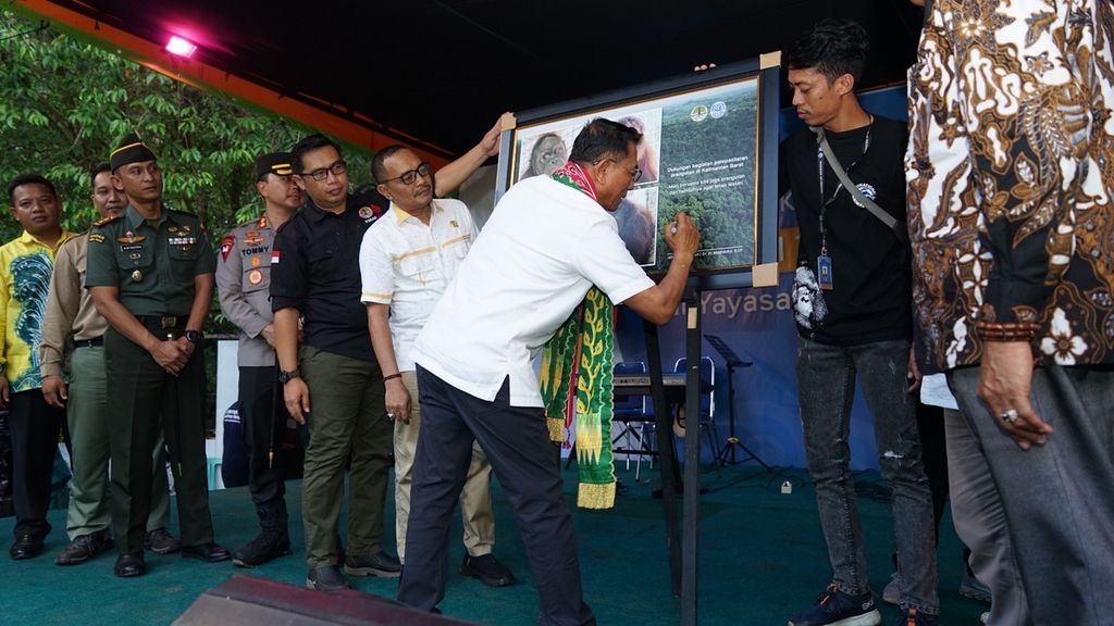 Kepala Staf Kepresidenan, Moeldoko melakukan kunjungan kerja ke pusat penyelamatan dan konservasi orangutan Yayasan Inisiasi Alam Rehabilitasi Indonesia (YIARI), di Ketapang, Kalimantan Barat, Jumat (21/7/2023).