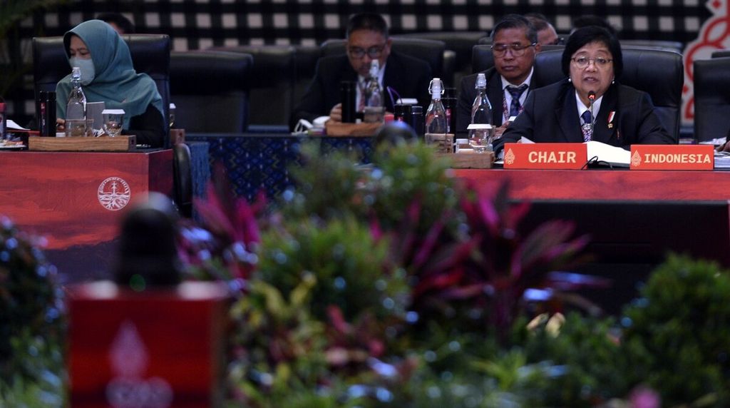 Dokumentasi ketika Menteri Lingkungan Hidup dan Kehutanan Siti Nurbaya Bakar (kanan) menyampaikan sambutan dalam kegiatan G20 Joint Environment and Climate Ministerial Meeting (JECMM) di Nusa Dua, Badung, Bali, Rabu (31/8/2022). 