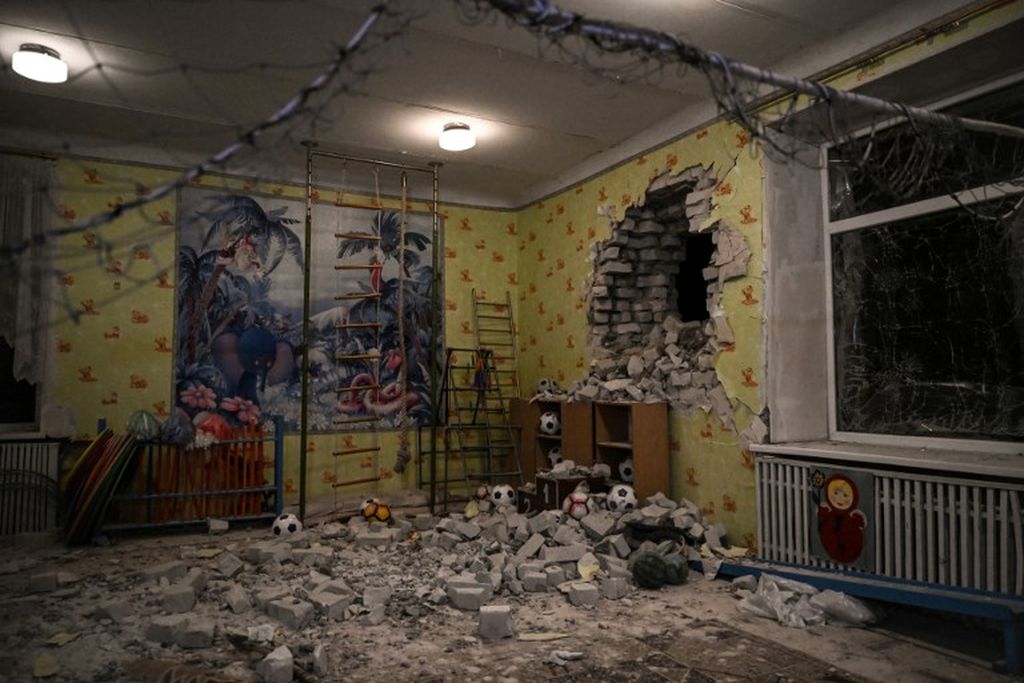 Sebuah foto menunjukkan puing-puing bangunan setelah tembakan artileri berat menghantam sekolah taman kanak-kanak (TK) di wilayah Stanytsia Luhanska, Ukraina timur, 17 Februari 2022.