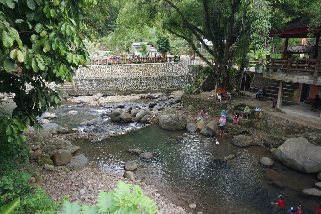 Suasana Sungai Kalicawang di Desa Banjarpanepen, Sumpiuh, Banyumas, Jawa Tengah, Minggu (5/6/2022).