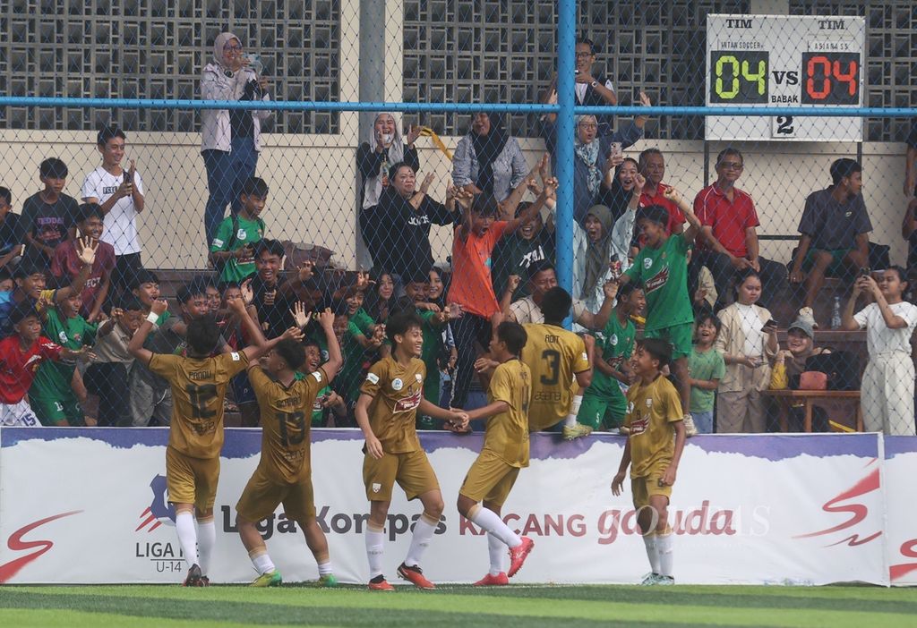 Para pemain Asiana Soccer School melakukan selebrasi setelah berhasil menyamakan kedudukan saat melawan Intan Soccer Cipta Cendikia dalam Liga Kompas Kacang Garuda U-14 di Dewantara Sport Center, Tangerang Selatan, Banten, Minggu (3/3/2024). Asiana bermain imbang 4-4 melawan Intan Soccer Cipta Cendikia.