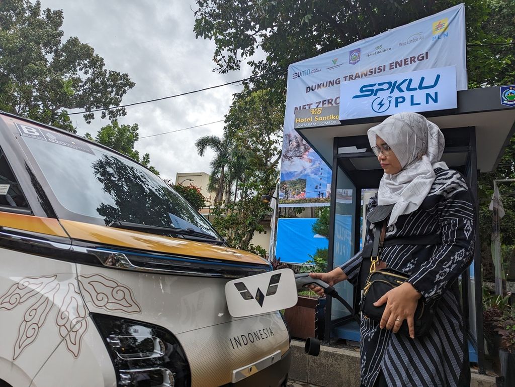 Seorang pengguna mengecas kendaraan listrik miliknya di SPKLU Hotel Santika Mataram, Nusa Tenggara Barat, Selasa (27/12/2022). SPKLU keenam yang diresmikan di NTB tersebut merupakan bagian dari pengembangan ekosistem kendaraan listrik di daerah tersebut sekaligus mendukung target pemerintah dalam mewujudkan Karbon Netral 2050 di NTB dan Karbon Netral 2060 di Indonesia.