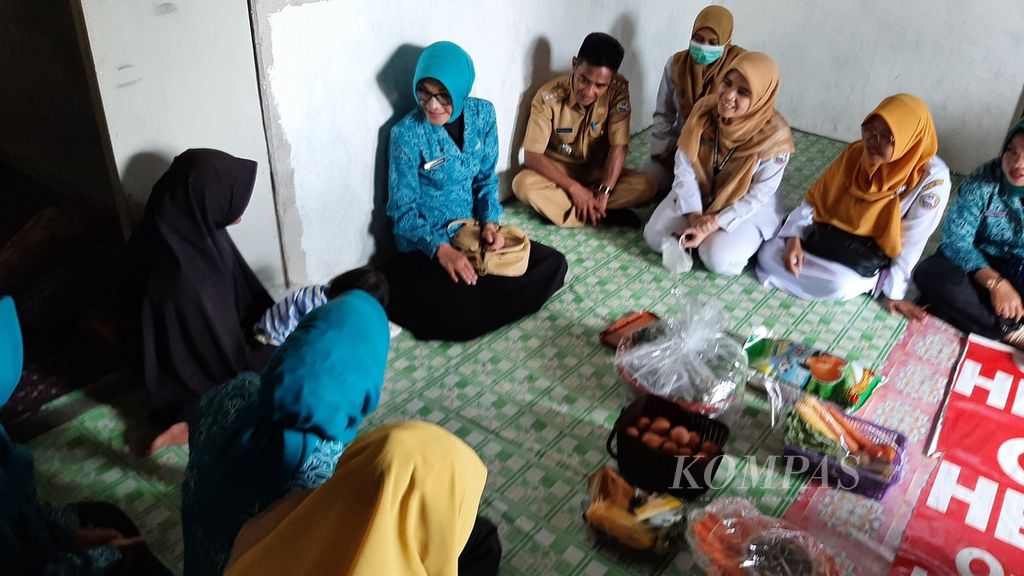 Tim Penggerak Pemberdayaan Kesejahteraan Keluarga Kota Pontianak, Kalimantan Barat, bersama pemangku kepentingan lain berkunjung ke rumah-rumah untuk memberi bantuan bahan makanan serta mengedukasi masyarakat tentang tengkes, Senin (9/1/2023).