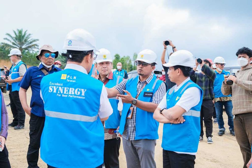 Dewan Komisaris PT PLN (Persero) dan Direktur Manajemen Proyek dan Energi Baru Terbarukan PT PLN (Persero) berkunjung dan meninjau pembangunan infrastruktur kelistrikan untuk IKN di Kota Balikpapan, Kalimantan Timur, Selasa (22/8/2023)