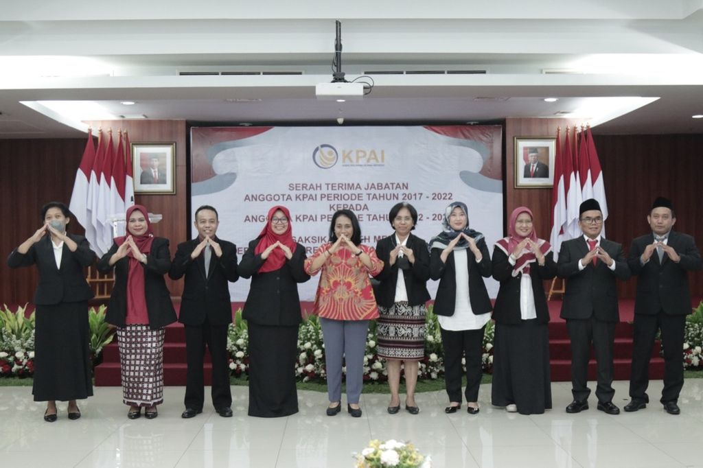 Menteri Pemberdayaan Perempuan dan Perlindungan Anak I Gusti Ayu Bintang Darmawati dan anggota KPAI periode 2022-2027, Senin (26/12/2022), di kantor Kementerian PPPA.