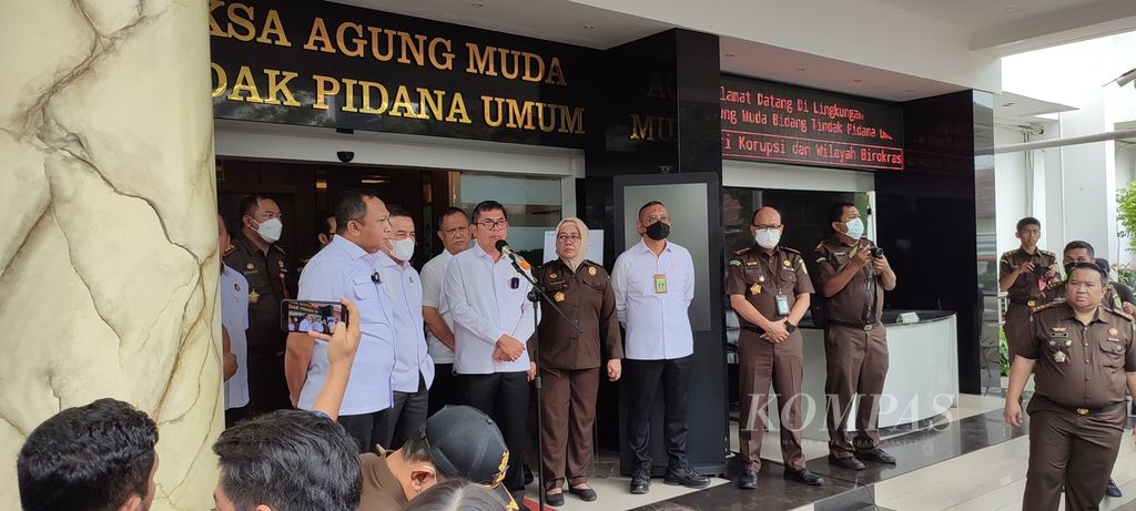 Jaksa Agung Muda Tindak Pidana Umum Kejaksaan Agung Fadil Zumhana di Kompleks Kejaksaan Agung, Jakarta, pada Rabu (5/10/2022), memberikan keterangan pers.