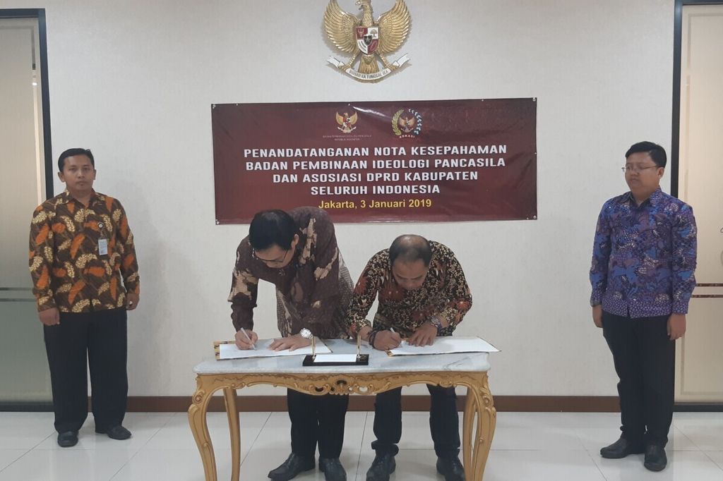 Pelaksana Tugas Kepala Badan Pembinaan Ideologi Pancasila (BPIP) Hariyono (kiri) dan Ketua Umum Asosiasi DPRD Kabupaten Seluruh Indonesia (ADKASI) Lukman Said menandatangani nota kesepahaman pelaksanaan pembinaan ideologi Pancasila, Kamis (3/1/2019) di Jakarta.