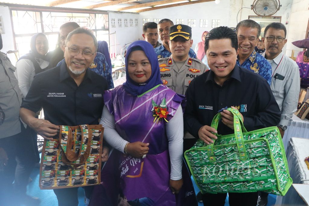 Menteri Perdagangan Zulkifli Hasan (kiri) dan Menteri Badan Usaha Milik Negara Erick Thohir (kanan) mengunjungi tempat pembinaan usaha mikro, kecil, dan menengah Tan Collection, di Kota Binjai, Sumatera Utara, Selasa (17/1/2023). 