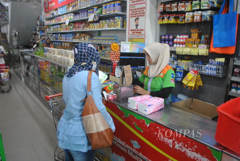 Susana di salah satu swalayan di Balikpapan, awal Desember 2018. Bisnis minimarket dapat dijadikan andalan untuk memenuhi kebutuhan dana hari tua.