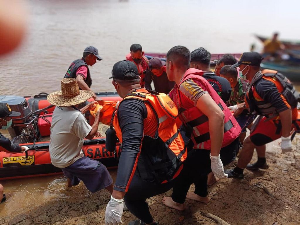 Tim pencarian gabungan menemukan salah seorang korban perahu tenggelam pada Jumat (26/8/2022) pagi. Perstiwa itu menewaskan tiga orang, sedangkan satu penumpang berhasil selamat karena diselamatkan warga.