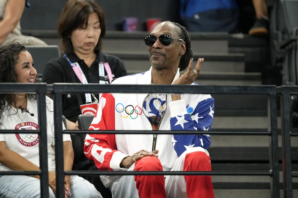 Snoop Dogg (kanan) saat  menonton perlombaan cabang senam Olimpiade Paris di Bercy Arena, Minggu (28/7/2024). Banyak artis papan atas menonton langsung laga Paris 2024. 