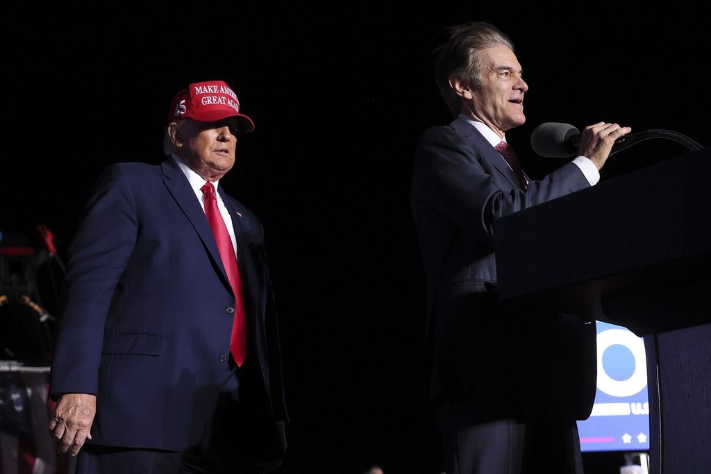 Kandidat Senat Partai Republik dari Pennsylvania Dr. Mehmet Oz saat berkampanye bersama mantan Presiden Donald Trump di Arnold Palmer Regional Airport, Latrobe, Pennsylvania pada Sabtu (5/11/2022).