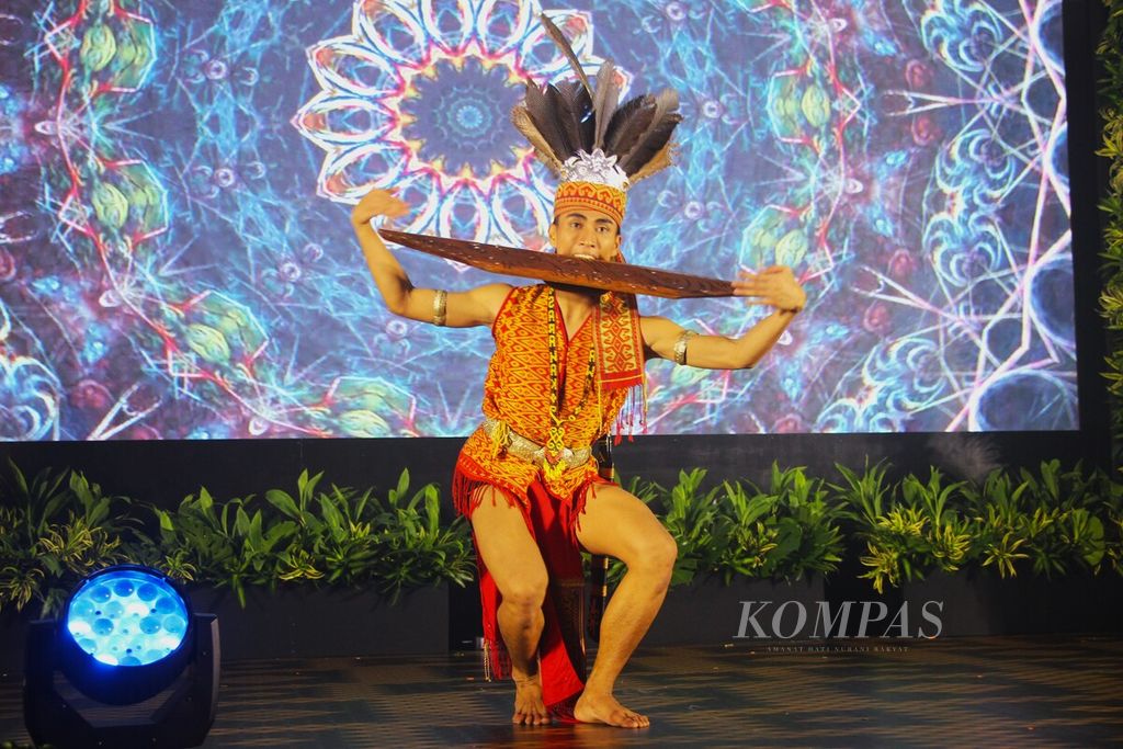Penari menampilkan tarian tradisional Sarawak, Malaysia, dalam acara peluncuran “Yours Truly Sarawak” pada Jumat (14/7/2023) di Kuala Lumpur. 