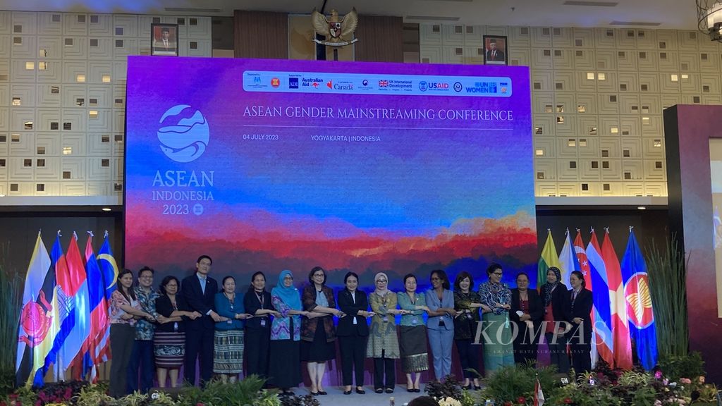 Sejumlah perwakilan negara-negara anggota ASEAN berfoto pada Konferensi Pengarusutamaan Jender ASEAN di Yogyakarta, Selasa (4/7/2023). Konferensi ini membahas strategi dan praktik pengarusutamaan jender di setiap negara. Ini merupakan salah satu upaya mewujudkan Kerangka Kerja Strategis Pengarusutamaan Jender ASEAN (AGMSF).