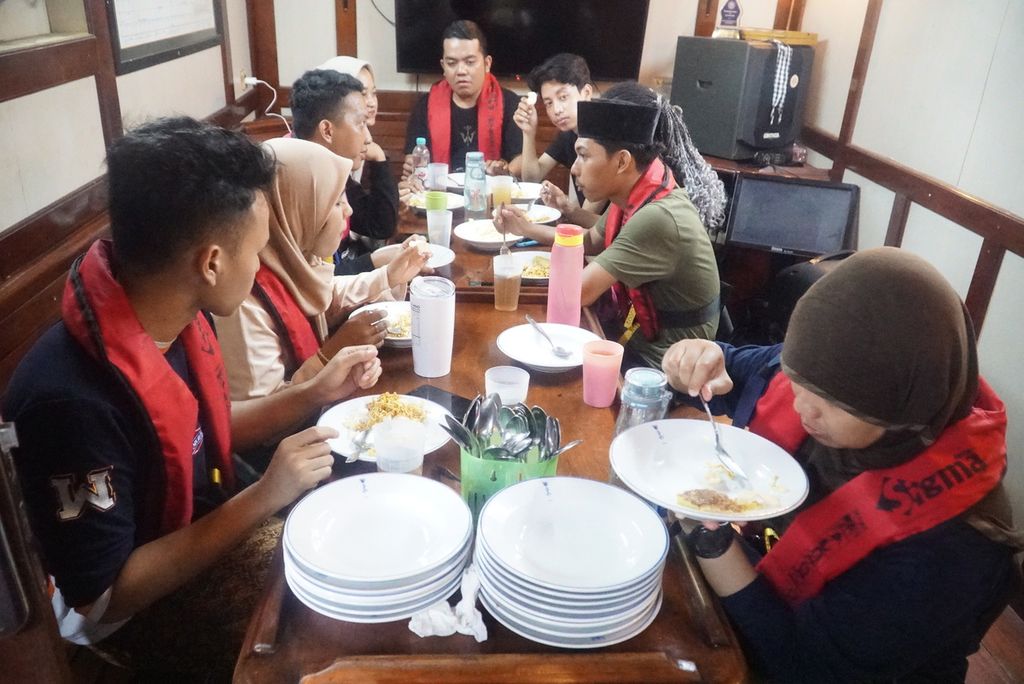 Para Laskar Rempah, pemuda yang menjadi bagian dari rombongan Muhibah Budaya Jalur Rempah sedang menyantap menu sarapan pagi di KRI Dewaruci dalam pelayaran dari Surabaya, Jawa Timur, ke Kepulauan Selayar, Sulawesi Selatan, Senin (27/12/2023).