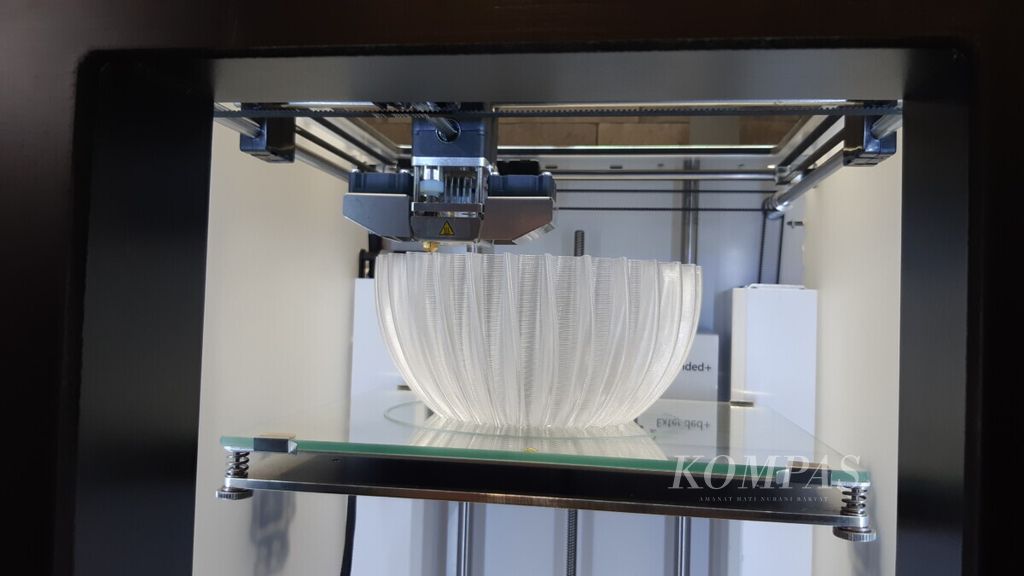 Illustration. Signify's 3D printer machine is printing a lampshade, in Eindhoven, Netherlands, Thursday (14/11/2019).