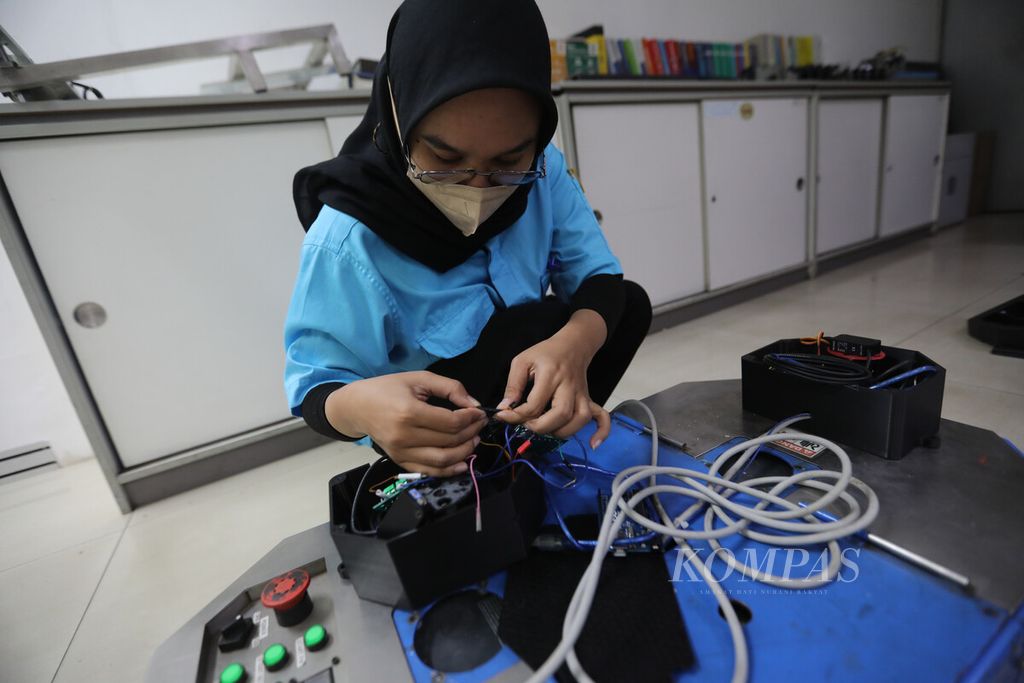 Salah satu peserta magang dari diploma dan S-1 dari sejumlah perguruan tinggi dan sekolah vokasi merakit rancangan elektrik dalam proyek mereka di pabrik PT Akebono Brake Astra Indonesia, Kelapa Gading, Jakarta Utara, Senin (6/2/2023). 