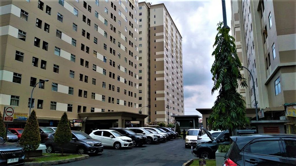 Suasana apartemen Kalibata City, Jakarta Selatan, pada Senin (31/10/2022). Kawasan apartemen terlihat sepi.