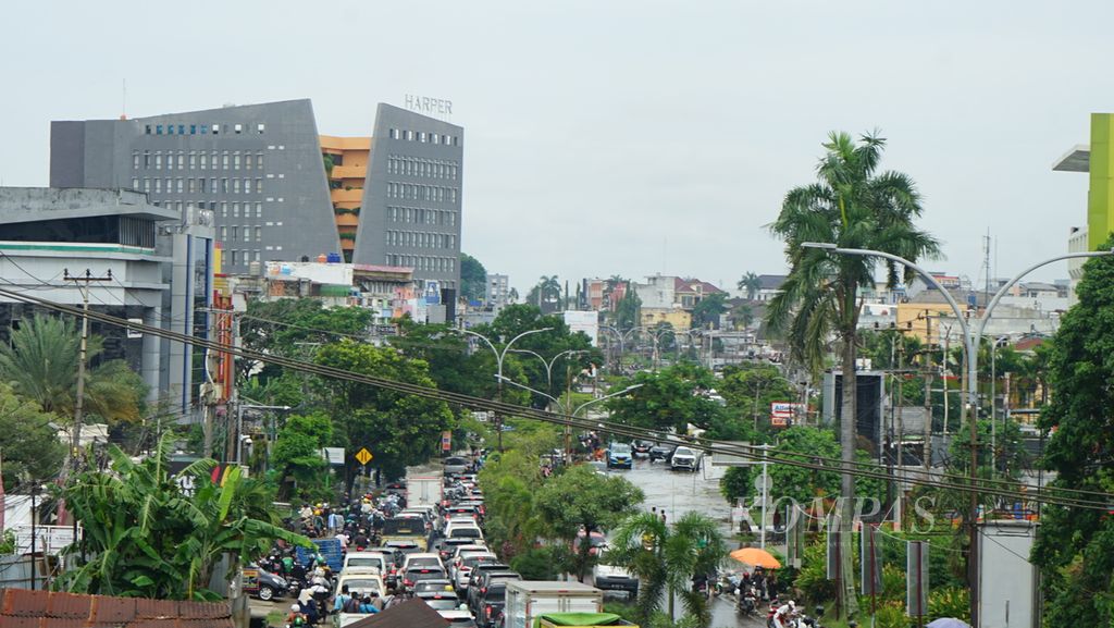 Kemacetan yang terjadi di Jalan R Soekamto, Palembang, Sumatera Selatan, Kamis (6/10/2022). Akibat pasang Sungai Musi dan cuaca ekstrem,  sejumlah titik di Kota Palembang terendam air. Kondisi ini menghambat aktivitas warga.