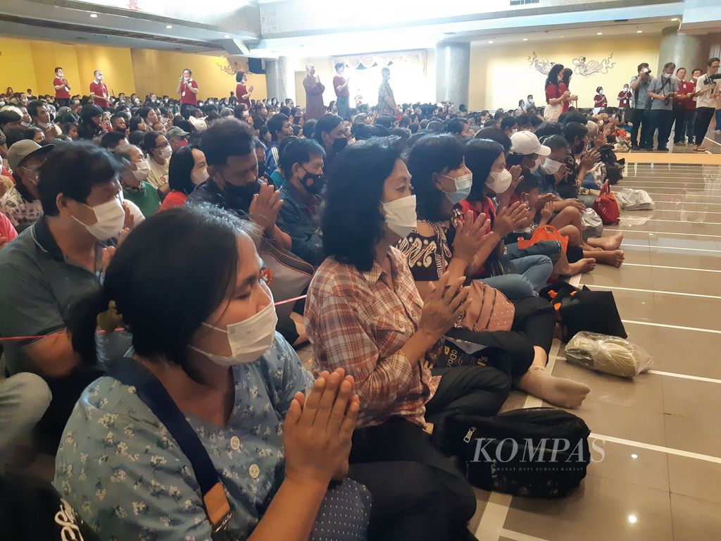 Ribuan umat Buddha mengikuti doa bersama di Buddhis Center Association, Jakarta Utara, Sabtu (3/2/2024) . 