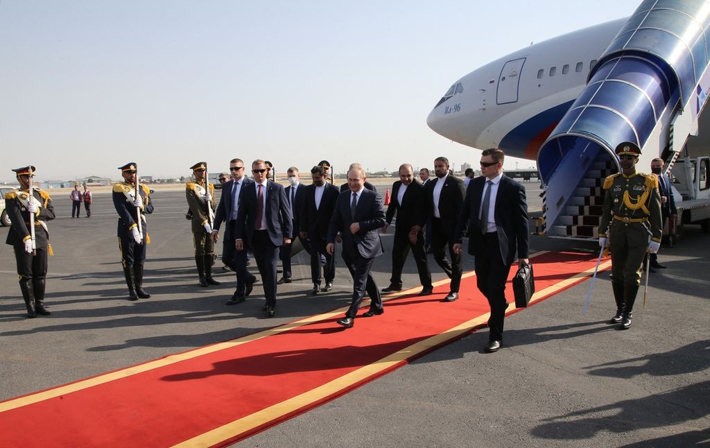 Presiden Rusia Vladimir Putin (tengah) tiba di bandara di Teheran, 19 Juli 2022, untuk bertemu Presiden Iran Ebrahim Raisi dan Presiden Turki Recep Tayyip Erdogan. 