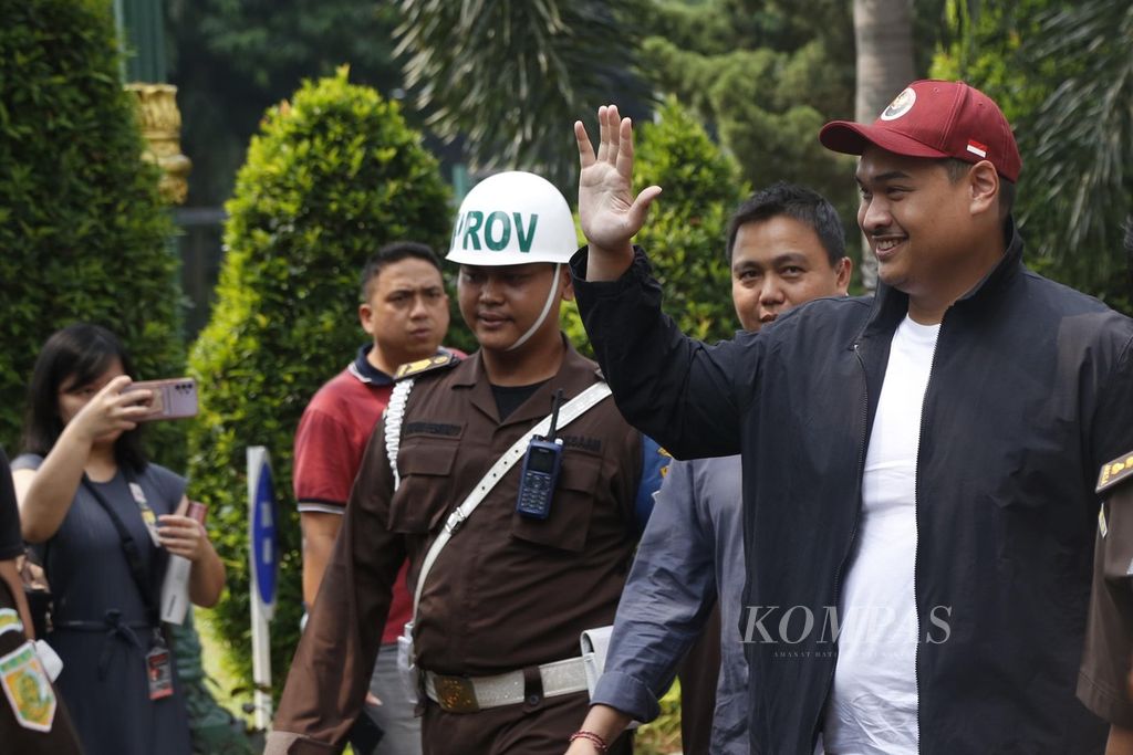 Minister of Youth and Sports Dito Ariotedjo arrived at the Attorney General's office building, Jakarta, Monday (3/7/2023). Dito will be asked for information regarding the alleged corruption case in the construction of the Base Transceiver Station tower or BTS 4G Bakti Ministry of Communications and Information Technology.