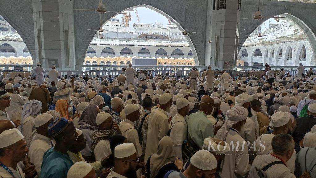 Jemaah bersiap shalat Dzuhur di lantai dua Masjidil Haram, Mekkah, Senin (27/6/2022) siang waktu setempat. Jemaah haji dari sejumlah negara berdatangan ke Mekkah untuk menunaikan ibadah haji pada awal Juli 2022.