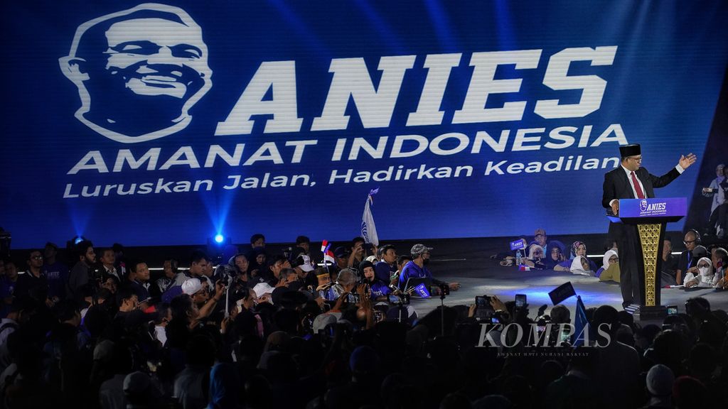 Anies Baswedan menyampaikan pidato pada deklarasi relawan Amanat Indonesia (Anies) di Lapangan Tennis Indoor, Gelora Bung Karno, Jakarta, Minggu (7/5/2023). 
