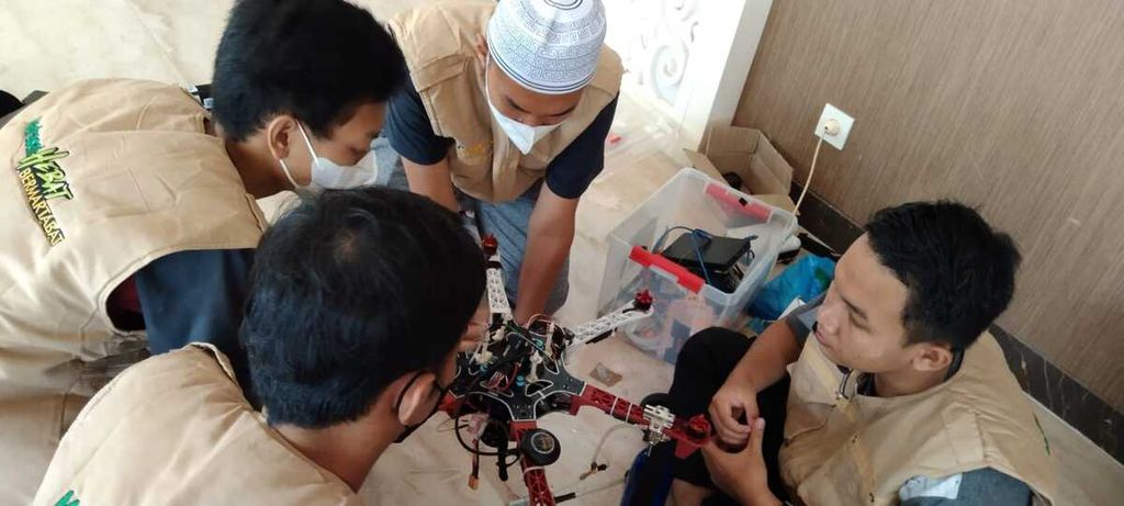 Prontala yang terdiri atas murid-murid Madrasah Aliyah Negeri Insan Cendekia Tanah Laut, Kalimantan Selatan, mengeset <i>drone</i> saat Grand Final Akademi Madrasah Digital di Tangerang, Banten, akhir Mei 2022.