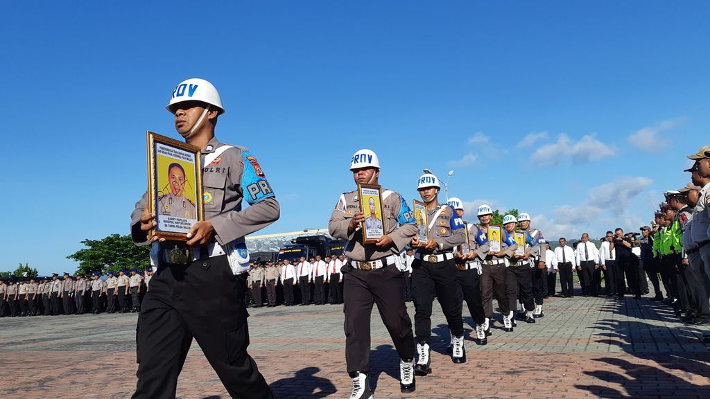 Ilustrasi. Foto anggota Polri yang dipecat diarak keliling Lapangan Polda Maluku, Ambon, Senin (30/12/2019).