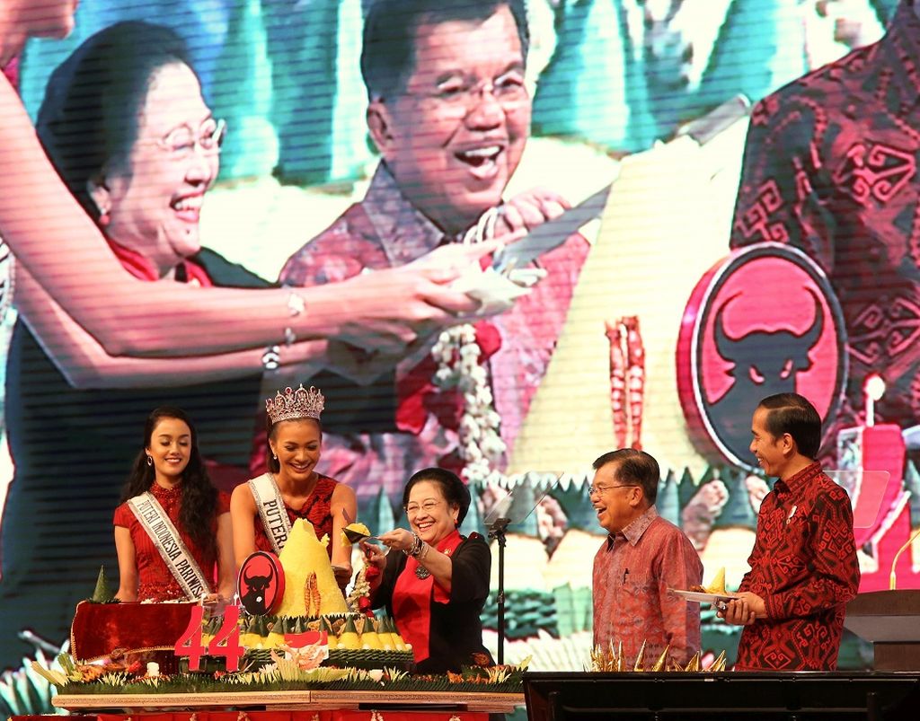 Presiden kelima yang sekaligus Ketua Umum PDI Perjuangan Megawati Soekarnoputri memotong tumpeng yang akan diberikan kepada wakil Presiden Jusuf kalla saat Peringatan HUT Ke-44 PDI Perjuangan di Jakarta Convention Center, Jakarta, Selasa (10/1/2017). Sebelumnya Presiden Joko widodo juga menerima potongan tumpeng.