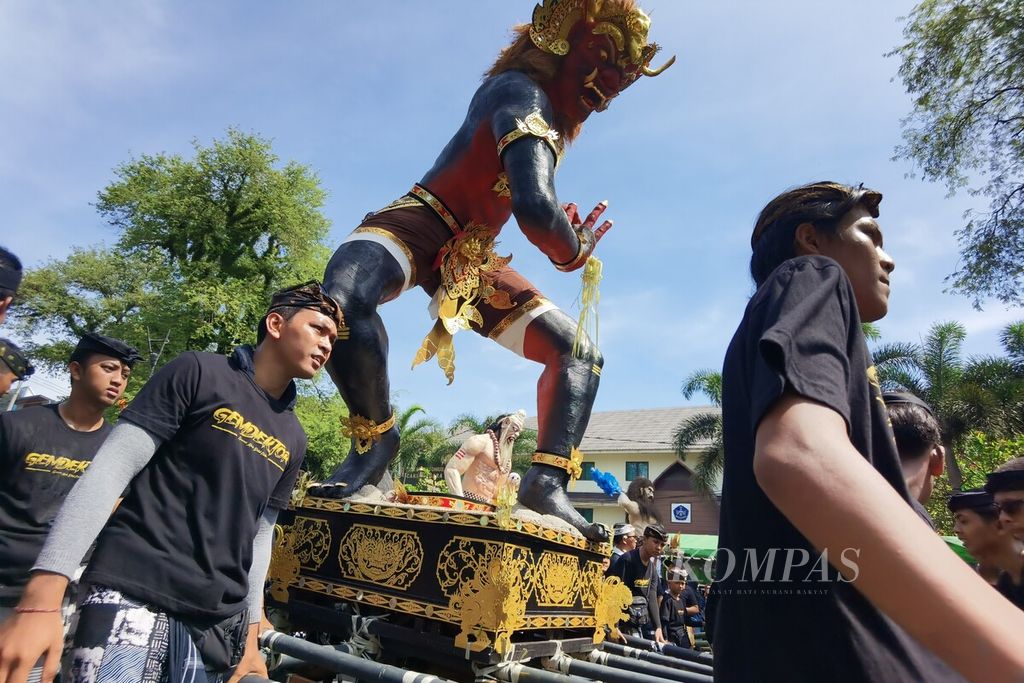 Sebanyak 180 ogoh-ogoh mengikuti Parade Ogoh-ogoh dalam rangka hari raya Nyepi Tahun Baru Saka 1945 yang berlangsung di Jalan Pejanggik, Kota Mataram, Nusa Tenggara Barat, Selasa (21/3/2023). 