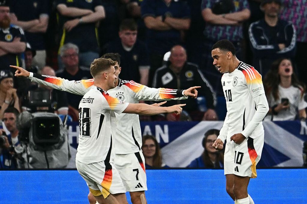 Gelandang Jerman, Jamal Musiala (kanan), melakukan selebrasi setelah mencetak gol kedua dalam pertandingan penyisihan Grup A Piala Eropa 2024 antara Jerman dan Skotlandia di Stadion Munich Football Arena, Muenchen, Jerman, Sabtu (15/6/2024).