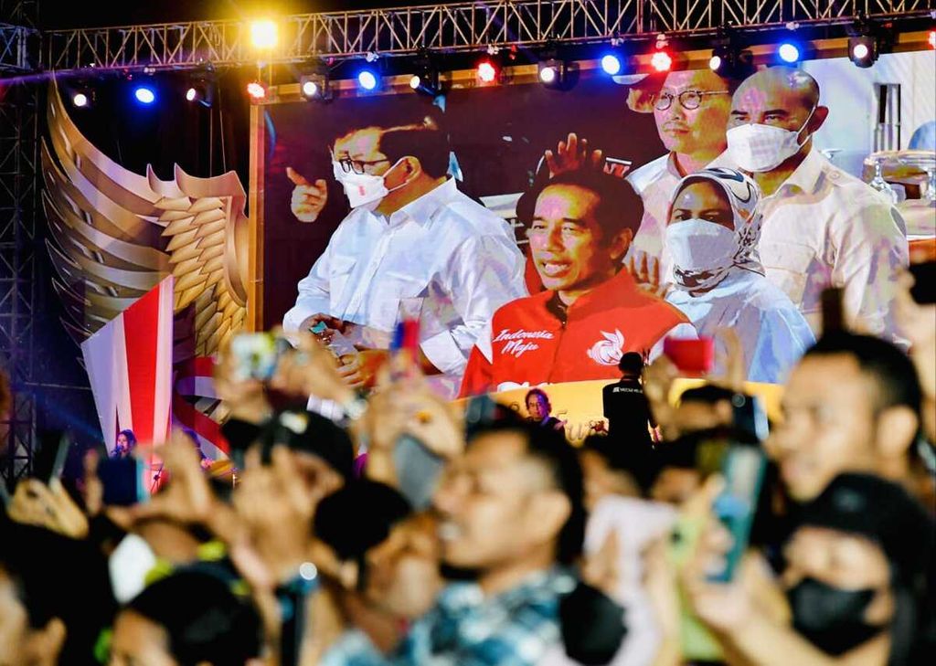Presiden Joko Widodo beserta Ny Iriana Joko Widodo menghabiskan Rabu (1/6/2022) malam bersama masyarakat dengan menonton pergelaran musik bertajuk Konser Kebangsaan, di Ende, Nusa Tenggara Timur.