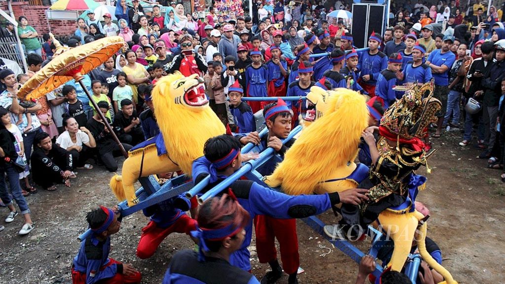Atraksi seni sisingaan ditampilkan dalam Festival Pesona Budaya Bauran Cap Golak di Cibiru, Kota Bandung, Jawa Barat, Sabtu (23/2/2019). Festival ini menampilkan sejumlah seni budaya Sunda dan seni tradisi Tionghoa.