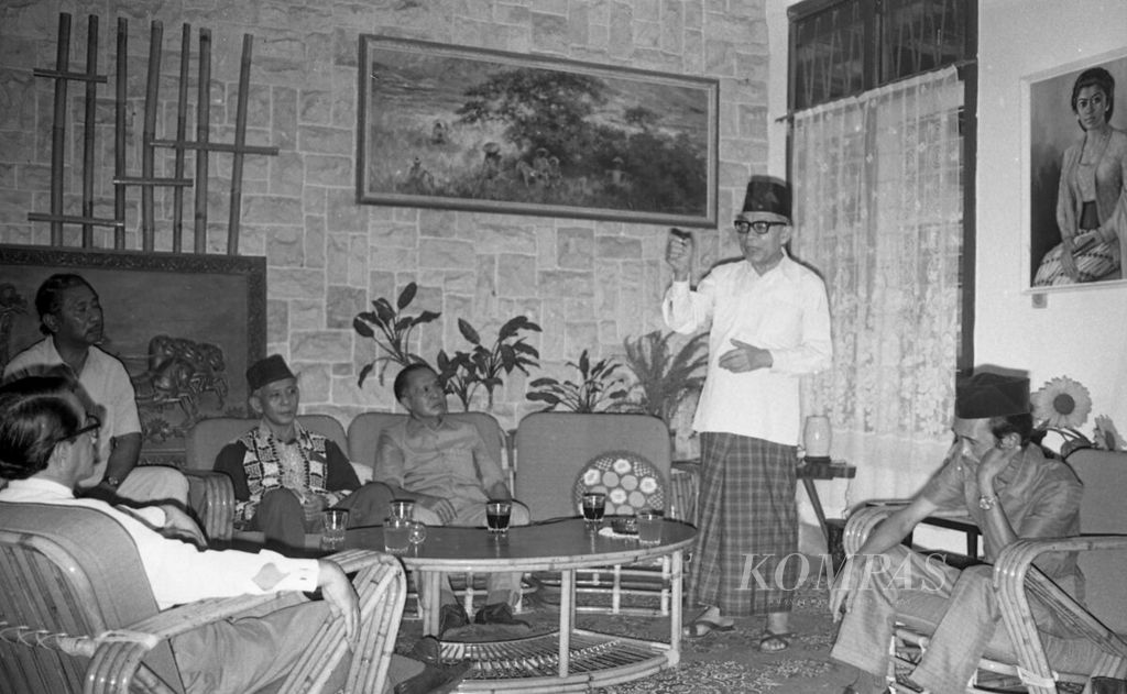 Bung Hatta (berdiri) menjelaskan lagi pendapatnya tentang saat-saat menjelang proklamasi kemerdekaan di rumah bekas penculiknya, Singgih (baju batik hitam), 15 Agustus 1975. Tampak dari kiri: GPH Jatikusumo, D Manulang SH, Singgih, Mayjen (Purn) Sungkono, Bung Hatta, dan bekas tamtama PETA, Hamdhani, yang membantu Singgih dalam penculikan Soekarno-Hatta ke Rengasdengklok. 