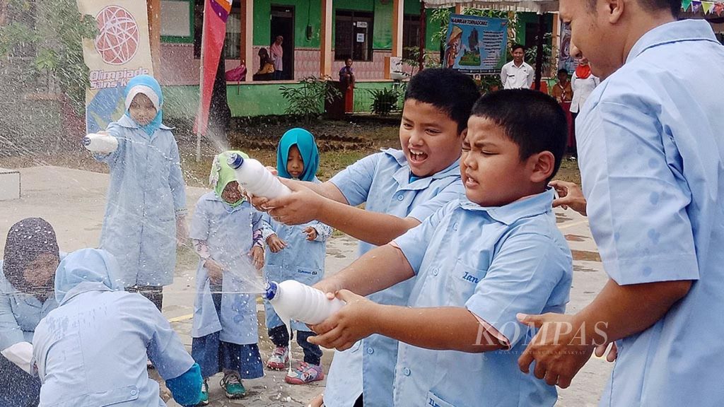 Siswa SD di Kudus diajak bereksperimen sains secara sederhana dan menyenangkan. Eksperimen diajarkan Komunitas Ilmuwan Cilik di SDN 2 Sambung, Kabupaten Kudus, Jawa Tengah. 