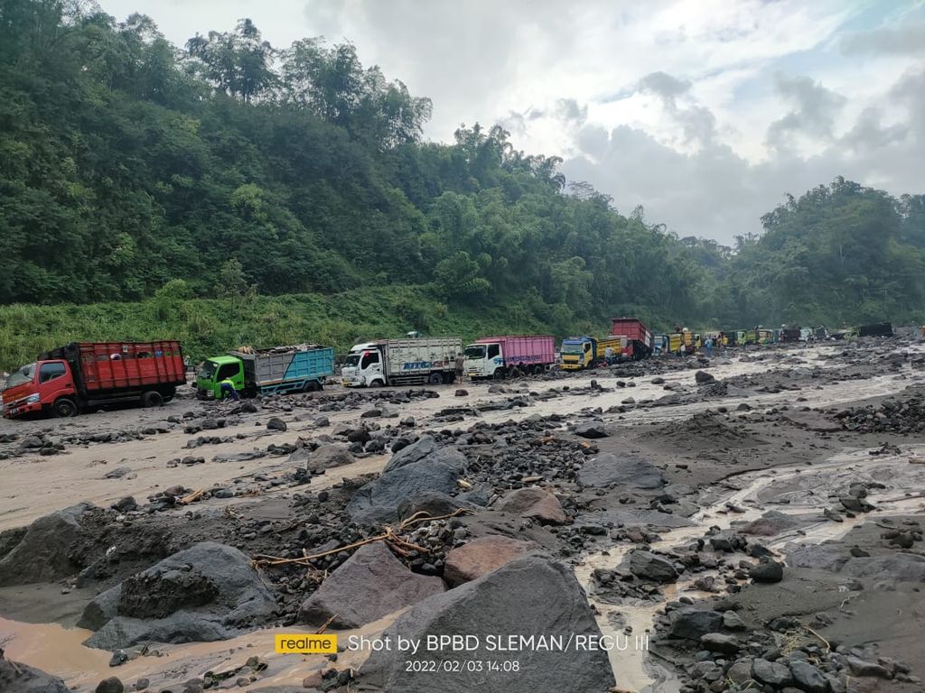  Sejumlah truk terjebak banjir lahar hujan di Sungai Boyong, Kabupaten Sleman, Daerah Istimewa Yogyakarta, Kamis (3/2/2022) siang. Banjir lahar hujan dari Gunung Merapi itu terjadi setelah terjadinya hujan deras di area puncak Merapi pada Kamis siang.
