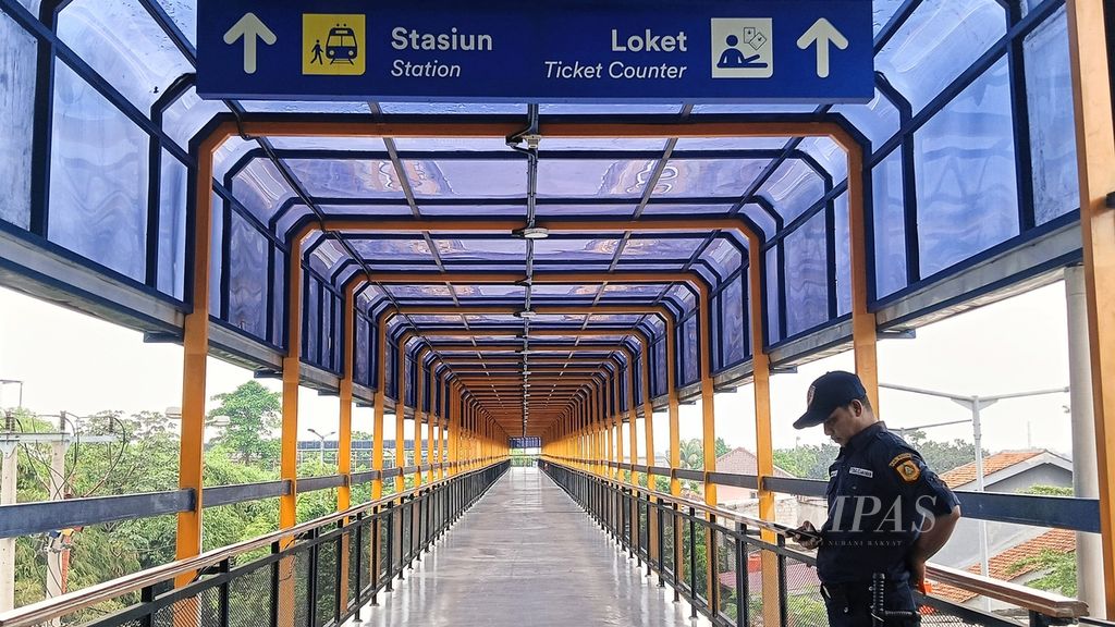 Seorang petugas sedang berjaga di <i>skybridge</i> Bojonggede, Kabupaten Bogor , Jawa Barat, Senin (4/12/2023).