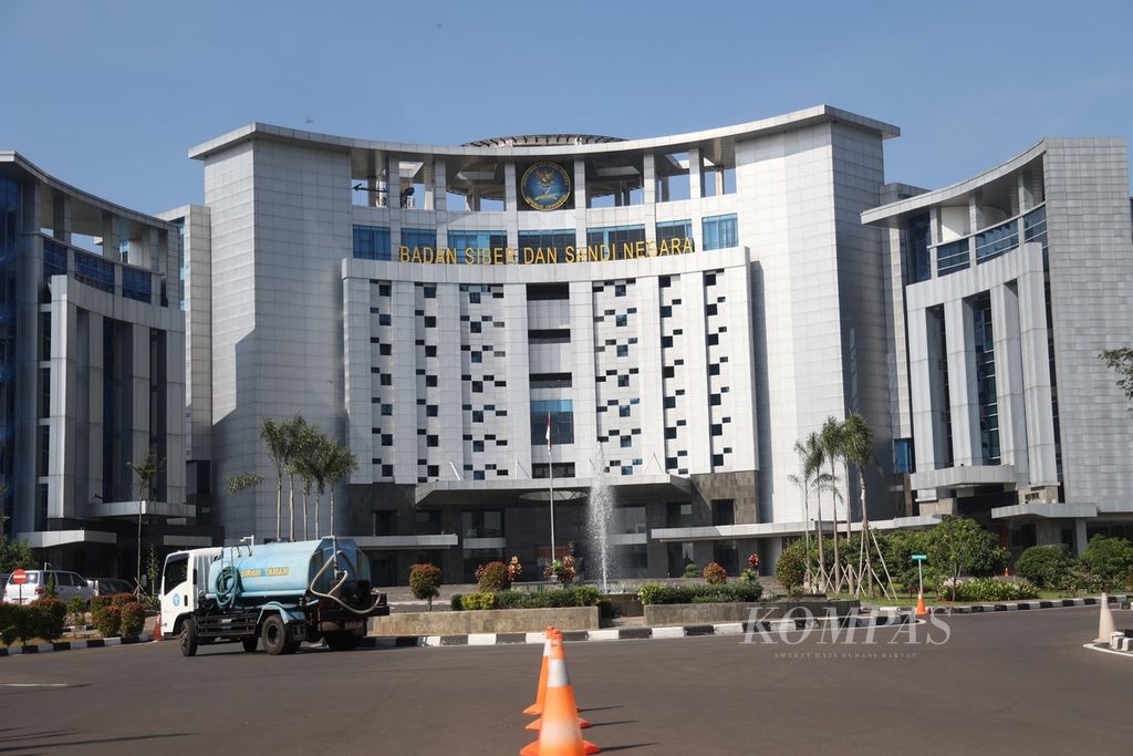 Suasana di kantor pusat Badan Siber dan Sandi Negara (BSSN), Depok, Jawa Barat, Rabu (26/6/2024). Terkait serangan siber terhadap Pusat Data Nasional Sementara atau PDNS 2, BSSN masih terus mengupayakan investigasi secara menyeluruh setelah mengidentifikasi sumber serangan. 