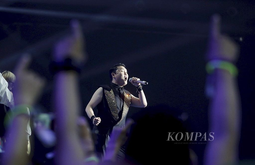 Penyanyi asal Korea, PSY, tampil menggoyang konser musik Oppo Selfie Fest, Dare to Dream, di ICE BSD, Tangerang, Kamis (24/11/2016). 