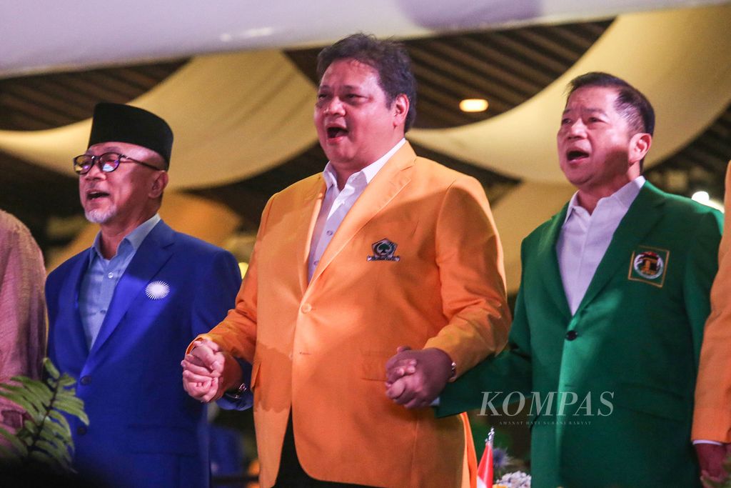 Ketua Umum DPP Partai Golkar Airlangga Hartarto (tengah), Ketua DPP Partai Amanat Nasional (PAN) Zulkifli Hasan (kiri), dan Ketua DPP Partai Persatuan Pembangunan (PPP) Suharso Monoarfa menghadiri Silaturahim Nasional Partai Golkar, PAN, PPP yang tergabung dalam Koalisi Indonesia Bersatu (KIB) di Jakarta, Sabtu (4/6/2022). Pertemuan ini digelar sebagai ikhtiar KIB untuk mengenalkan tradisi politik baru. KIB juga menandatangani nota kesepahaman mengenai agenda koalisi ke depan. 