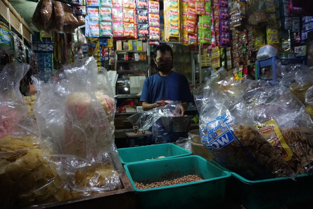 Anto (52) pedagang sembako di Pasar Wage Purwokerto, Kabupaten Banyumas, Jawa Tengah, Sabtu (9/7/2022).