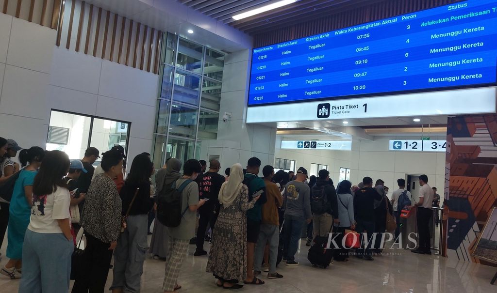 Antrean penumpang yang akan memasuki peron Stasiun Kereta Cepat Whoosh Halim, Jakarta, Jumat (9/2/2024).
