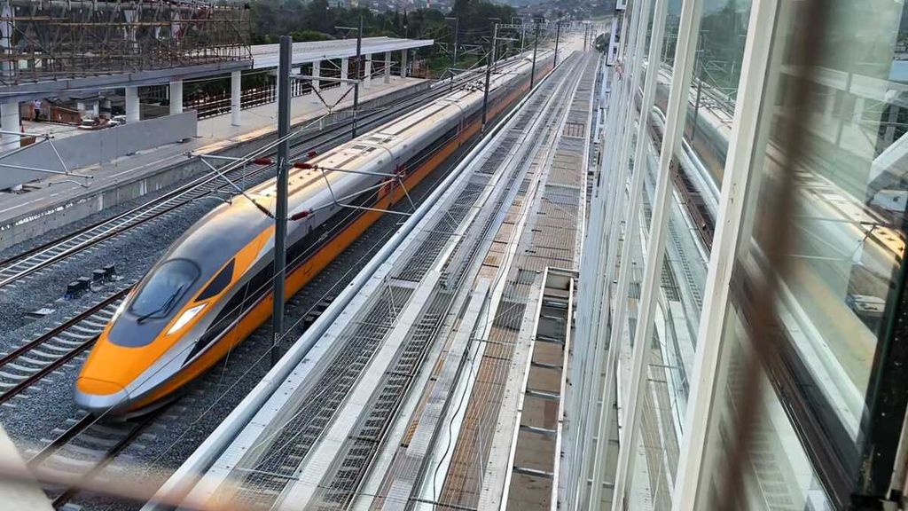 Rangkaian kereta cepat Jakarta-Bandung menjalani tahapan pengetesan, Senin (22/5/2023). Rangkaian kereta cepat menjalani pengetesan dengan meningkatkan kecepatan secara bertahap hingga nantinya akan maksimal di 385 kilometer per jam.