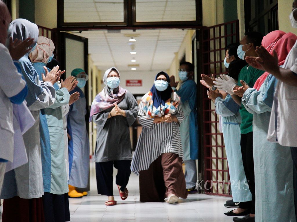 Dua pasien, dr Rizki Amanda Sari (kiri) dan drg Fitri (kanan), disambut tim medis di Rumah Sakit Badan Pengusahaan Batam sesaat setelah dinyatakan sembuh, Jumat (1/5/2020).