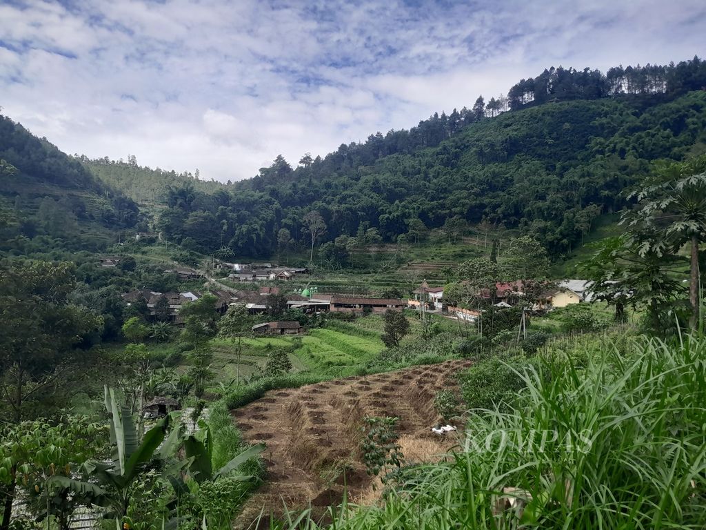 Suasana Dusun Brau, Desa Gunungsari, Batu, Jawa Timur, yang berada di lembah pegunungan, Minggu (17/3/2024).